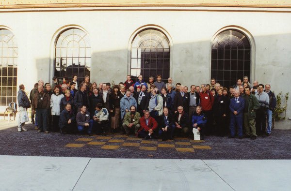  Teilnehmer der Tagung vor dem Multimediamuseum 